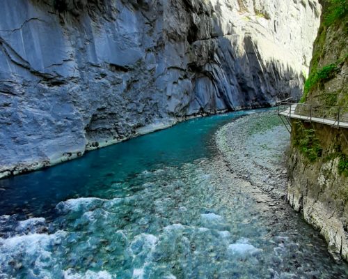 The roaring and foaming river Aare