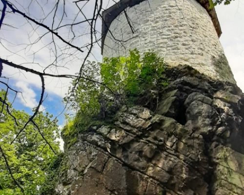 Hiking in Aargau, Brunegg castel, man standing in front of the castle walls