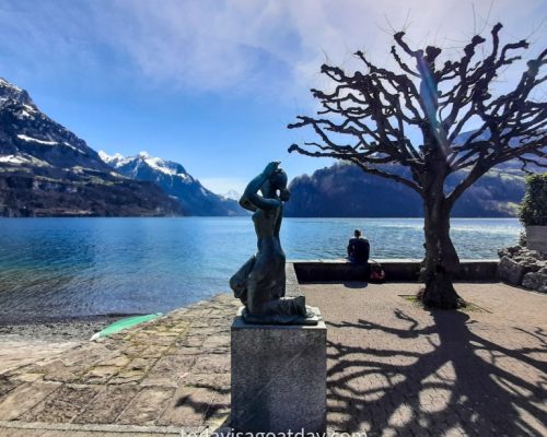 Easy hike in canton Schwyz, statue of a women at the lakeshore in Brunnen