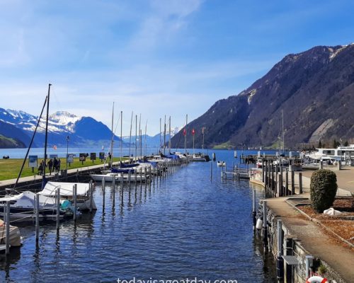 Easy hike in canton Schwyz, lakeshore with boats