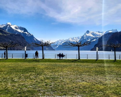 Easy hike in canton Schwyz, couple sitting on a bench looking at the lake