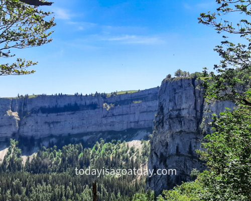 Top Hike in Neuchâtel, first glimpse of the rock circus Creux-du-Van