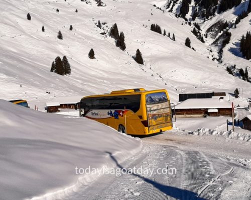 Winter hiking in Grindelwald, yelllow bus departing from Busslap