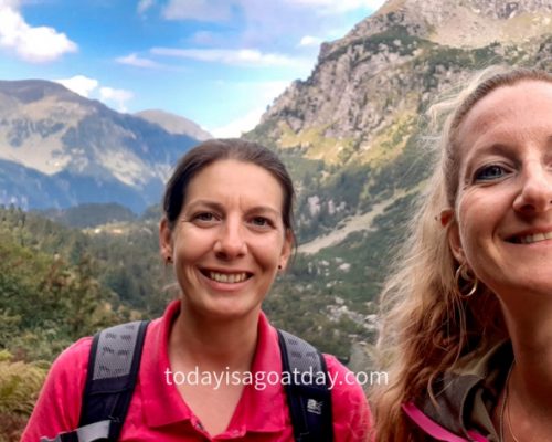 Hiking in Glaurus & St. Gallen, selfie of two women with the Murgsee in the background