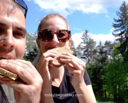 Break time on Fischingen trail, couple eating homemade sandwiches, Walk and Hike in Fischingen