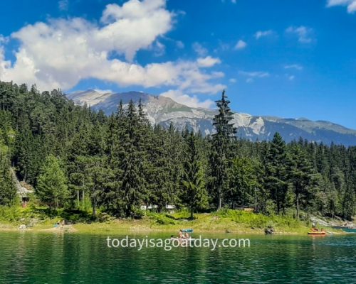 Hiking in Graubuenden, turquoise Caumasee and its island