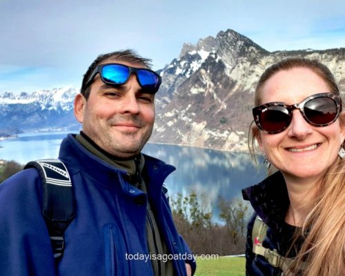 hiking in glarus, couple taking selfi in fron of the clear lake Walen