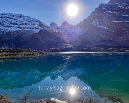 Hiking trails in Engelberg, sun mirroring in the lake