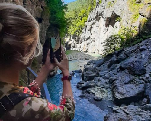 Girls taking pictures of the Aareschlucht